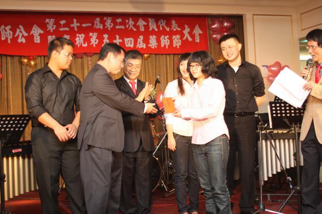 075 朱金玉常務理事頒發獎金給GOOD JOB打擊樂團，感謝樂師們的熱情演出