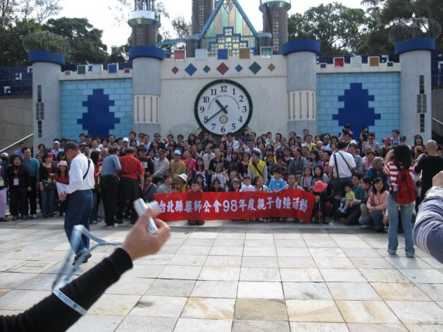 所有參加的成員都在新竹玻璃工藝博物館前拿著紅布條拍照留念