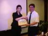 黃雋恩常務理事頒贈感謝狀給吳志媚老師，感謝老師的用心