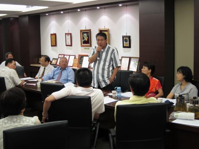 陳坤波理事提出廠商關於二聯式及三聯式發票開立的問題