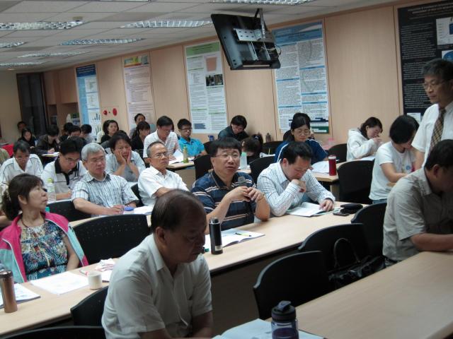陳國強主任演講完後，學員們立即針對課程中有問題的部份進行發問