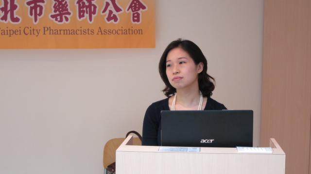 第二節課邀請到馬偕紀念醫院婦產部劉蕙瑄主治醫師進行演講，演講的主題為「您不可不知的子宮頸癌」
