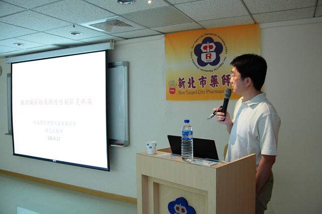 第一節課邀請到台北榮總家庭醫學部賴志冠主治醫師進行演講，演講的主題為「肌肉關節損傷疼痛&慢性關節炎疼痛」