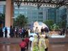 大會就在台北縣縣民廣場舉辦，民眾們冒雨穿著雨衣前往參加